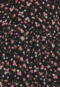 Tissu noir avec un motif de petites fleurs roses, orange, blanches et violettes avec des feuilles vertes et des tiges fines.