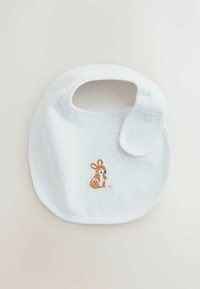 Bavoir blanc pour bébé avec de petits points roses et un lapin marron brodé, doté d'une fermeture à pression sur le côté.