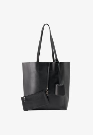 Sort læder tote taske med to håndtag, der har en glat overflade, en lille vedhæftet pung og lodrette sømsdetaljer for struktur.