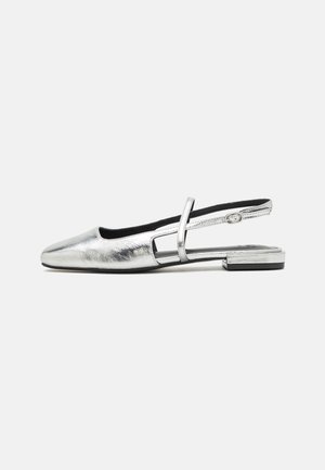 Scarpa slingback metallic silver con punta rotonda, tacco basso a blocco e design a taglio laterale. Texture liscia e cinturino regolabile.