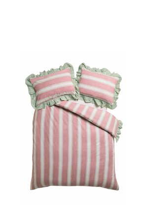 Set di biancheria da letto a strisce rosa e bianche con due cuscini con bordo arricciato con rifiniture a righe verdi e copripiumino abbinato parzialmente ripiegato.