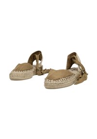 Espadrilles de ante marrón con suela de cuña, con un borde de yute trenzado y lazos de tela ajustables en el tobillo. Diseño de talón abierto.