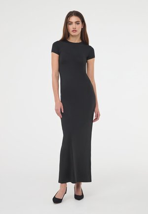 Abito lungo nero, aderente, con maniche corte, realizzato in tessuto liscio. Presenta un semplice scollo rotondo e una silhouette che arriva fino al pavimento.