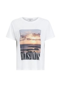Bílý bavlněný tričko s grafikou malebného západu slunce a textem "ALL SAINTS" v tučném černém písmu na spodní části. Krátké rukávy, volný střih.