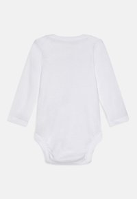 Langermet hvit babybody i myk bomull. Har rund halslinning og trykknapp i bunnen for enkel påkledning.