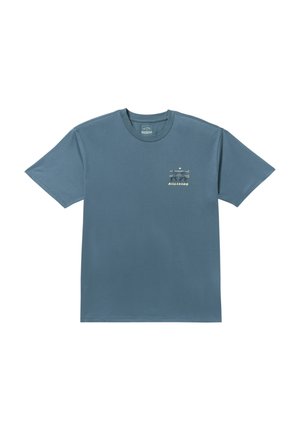 Blauwe katoenen t-shirt met korte mouwen, ronde hals en een kleine graphic print in beige en groen op de linkerborst.