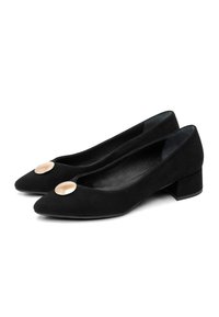 Ballerine nere in suede con punta a punta e tacco basso a blocco, dotate di un'elegante accentatura circolare dorata sulla tomaia e una fodera interna liscia.