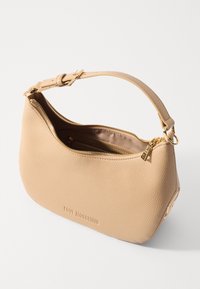 Borsa a mano in pelle beige con finitura testurizzata, forma curva, hardware della cerniera dorato e tracolla regolabile. Presenta il logo impresso sul davanti.