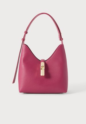 Kleine pinke Lederhandtasche mit einem einzelnen oberen Griff und goldfarbenem Verschluss auf einfachem Hintergrund.