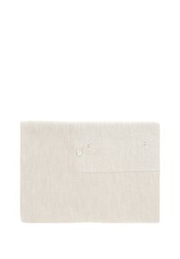 Bolsa de textil rectangular beige con textura estriada, que presenta un panel liso, un pequeño botón decorativo y sutiles detalles de costura.