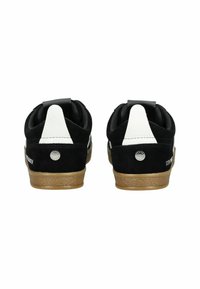 Sneaker nere in suede con dettagli bianchi sul tallone, dotate di suola in gomma testurizzata, lacci piatti e un logo circolare sul tallone.