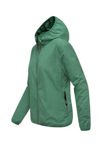 Veste verte légère avec capuche, fermeture éclair à l'avant, poignets élastiques et poches latérales. Texture lisse avec une finition mate et un branding minimal.