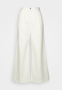 Pantalones de algodón blancos de pernera ancha y cintura alta con pliegues delanteros, que cuentan con un botón central y cierre de cremallera, y detalles de dobladillo cosidos.