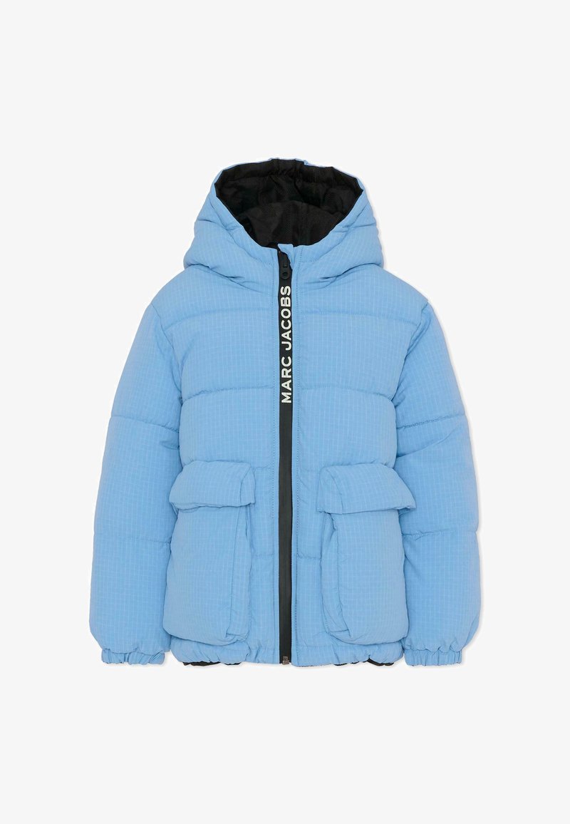 Niebieska puchowa kurtka z kapturem, z czarnym zamkiem błyskawicznym, dwoma przednimi kieszeniami i teksturowanym wzorem. Czarna podszewka i elastyczne mankiety.