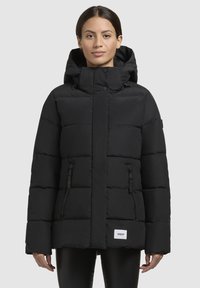 Doudoune noire avec capuche, dotée d'une fermeture éclair et d'une pression, de coutures horizontales, de deux poches latérales et d'un patch logo sur le devant.