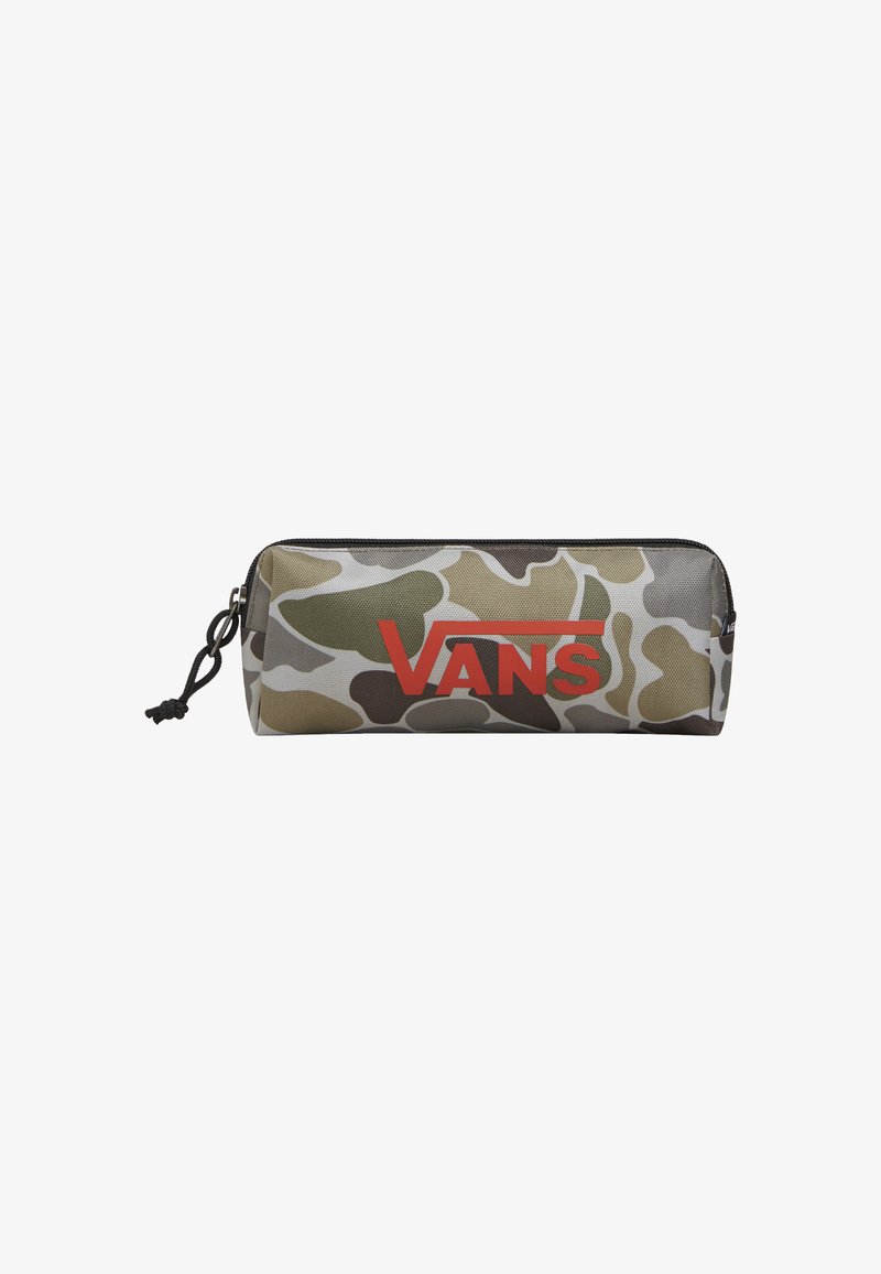 Vans penalhus med camouflage-mønster i nuancer af grøn og brun, med et fremtrædende rødt logo og en sort lynlås.