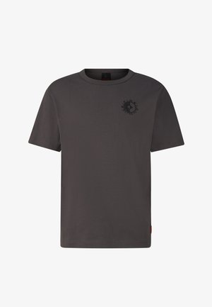 Ciemnoszary t-shirt z krótkim rękawem, okrągłym dekoltem i małym czarnym geometrycznym logo na lewej piersi.