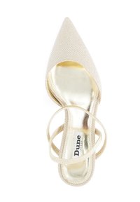 Talons aiguilles beiges à bout pointu avec un dessus texturé et une semelle intérieure dorée métallisée. Équipé de lanières croisées pour un maintien sûr. Nom de la marque visible.