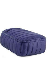 Bolsa rectangular acolchada de color azul marino con textura de acolchado, que cuenta con un cierre lateral y bordes redondeados para una apariencia suave.