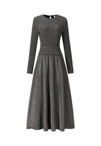 Robe noire à manches longues avec un corsage froncé, une jupe évasée et une finition texturée et étincelante. Un détail en forme de trou dans le dos ajoute une touche d'intérêt.