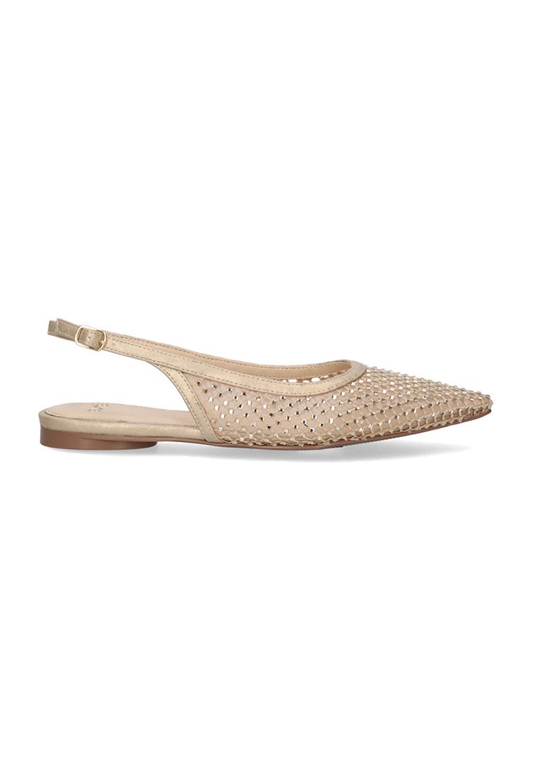Zapato plano tipo slingback en color beige con parte superior perforada, punta afilada y un pequeño tacón. Correa con hebilla ajustable en el tobillo para un ajuste seguro.