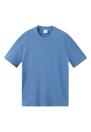 Gładki niebieski T-shirt z krótkim rękawem i okrągłym dekoltem, rozłożony na płasko na białym tle.