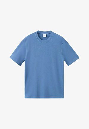 Gładki niebieski T-shirt z krótkim rękawem i okrągłym dekoltem, rozłożony na płasko na białym tle.