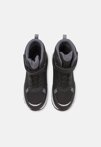 Fekete, magas szárú, textilből készült sneaker, szürke kiegészítőkkel. Zsinórral, pánttal és párnázott gallérral a kényelem érdekében. Fehér talp.