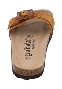 Sandalo scivoloso in suede marrone con una larga fascia e dettaglio con fibbia, sottopiede in sughero e suola in gomma nera. Marchio visibile sulla soletta.
