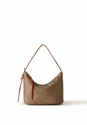 Sac à main marron texturé avec une fine sangle rouge unique et un curseur de fermeture éclair rouge assorti, présenté sur fond blanc.