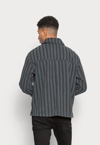 Weekday BRYANT STRIPED - Casaco de ganga - dark grey