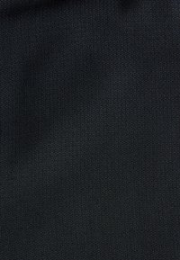 Tessuto nero strutturato con un motivo fine e a trama fitta. La superficie appare liscia e uniforme, con una finitura opaca.