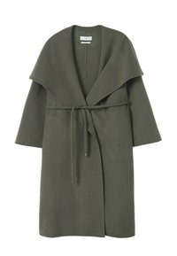 Manteau en laine vert olive foncé longueur genou avec large col, manches trois-quarts et ceinture assortie nouée à la taille.