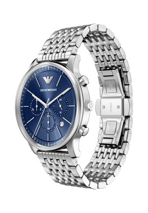 Srebrny zegarek ze stali nierdzewnej z niebieską teksturowaną tarczą, trzema subtarcza i plecioną bransoletą. Posiada zapięcie motylkowe i detal z logo.