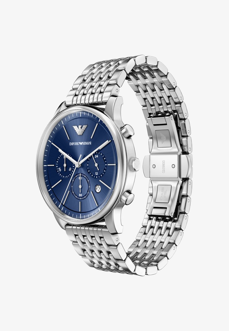 Silberne Uhr aus Edelstahl mit einem blauen, strukturierten Zifferblatt, drei Unterzifferblättern und einem geflochtenen Armband. Verfügt über eine Faltschließe und ein Logodetail.