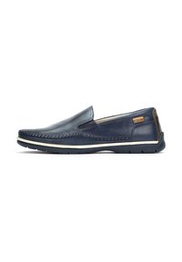 Zapatillas de piel de color azul marino, con una parte trasera texturizada en contraste, suela blanca, costuras decorativas a lo largo de los bordes y un branding mínimo.
