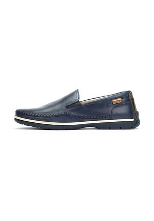 Zapatillas de piel de color azul marino, con una parte trasera texturizada en contraste, suela blanca, costuras decorativas a lo largo de los bordes y un branding mínimo.