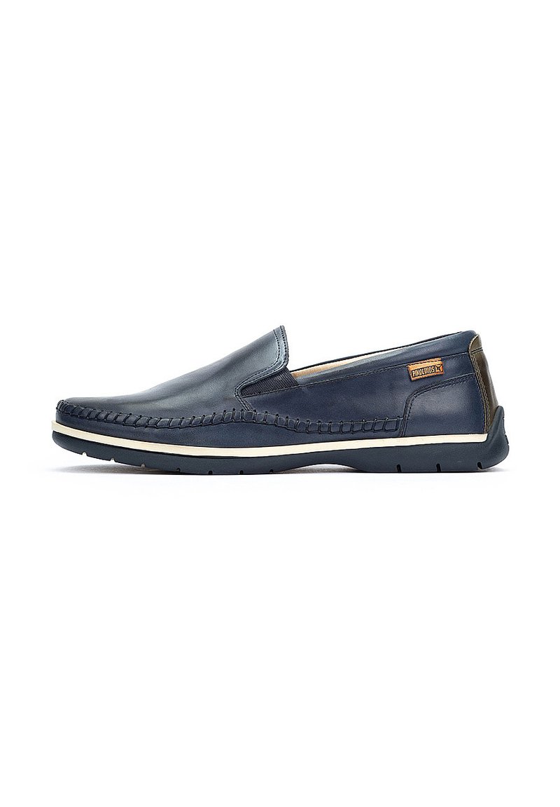 Zapatillas de piel de color azul marino, con una parte trasera texturizada en contraste, suela blanca, costuras decorativas a lo largo de los bordes y un branding mínimo.