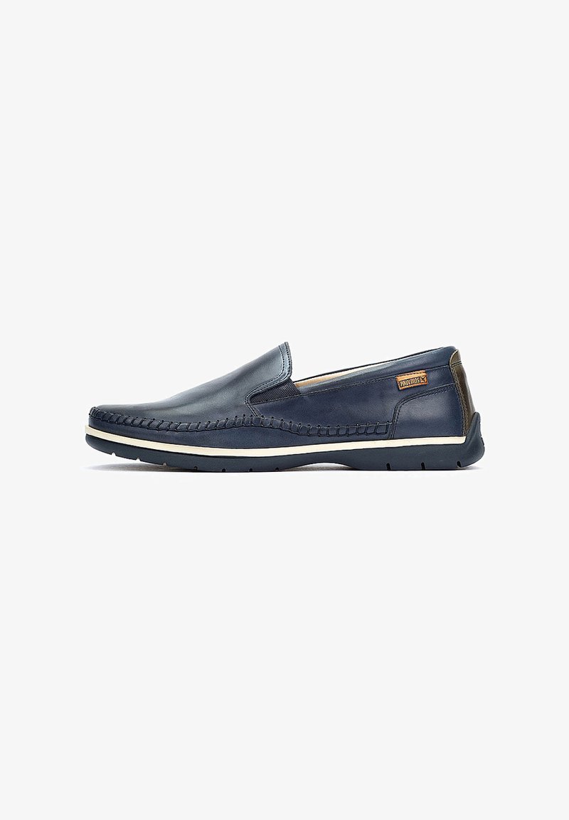Zapatillas de piel de color azul marino, con una parte trasera texturizada en contraste, suela blanca, costuras decorativas a lo largo de los bordes y un branding mínimo.