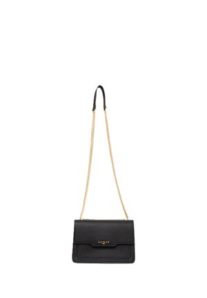 Bolso de hombro de cuero negro con correa de cadena dorada y logo dorado "Gaelle" en la solapa frontal, mostrado colgado sobre un fondo blanco.