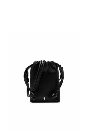 Czarny skórzany woreczek ze ściągaczem i wiązanymi paskami oraz małym złotym logo na środku u dołu, na białym tle.