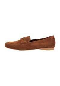 Lofer din piele nubuc maro, cu talpă plată, având o curea decorativă peste glezna piciorului și linii curate pentru o siluetă clasică.