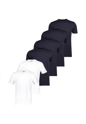 To hvide og fem sorte T-shirts med kortærmet rund hals, arrangeret overlappende i en diagonallinje på en hvid baggrund.