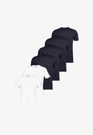 Dwie białe i pięć czarnych koszulek z krótkim rękawem i okrągłym dekoltem ułożonych na białym tle, nachodzące na siebie w linii ukośnej.