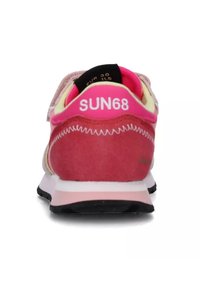 Scarpa sportiva rossa e rosa con tomaia in suede, collo imbottito, suola bianca e marchio "SUN68" sul tallone. Accenti di colore vivaci.