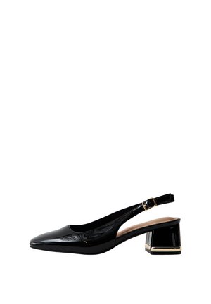 Czarny lakierowany but na pasku z odkrytą piętą, na niskim obcasie typu blok, z ozdobą w postaci złotej klamry na pięcie i pasku wokół kostki.