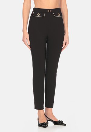Pantaloni neri aderenti con vita alta, due tasche frontali, dettagli in bottone dorato e piping bianco lungo i lati. Tessuto dalla texture liscia.