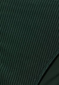 Groene ribbelstof met verticale lijnen; zachte textuur, naadloze randen, licht glanzende afwerking. Ideaal voor kleding of stofferingstoepassingen.