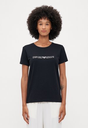 Zwarte katoenen t-shirt met een ronde hals en korte mouwen. Gecentreerd wit logo "EMPORIO ARMANI" in een stijlvol lettertype. Gladde textuur.