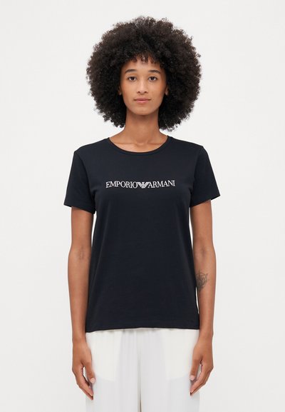 Czarny bawełniany t-shirt z okrągłym dekoltem i krótkimi rękawami. Na środku biały logo "EMPORIO ARMANI" w eleganckiej czcionce. Gładka tekstura.